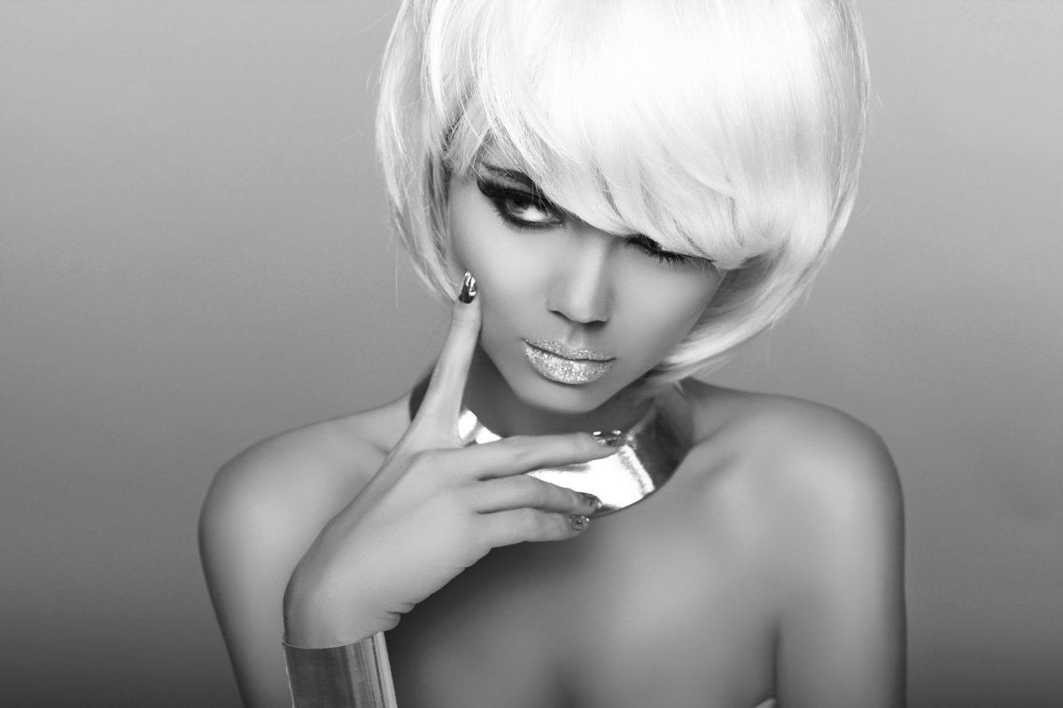 Блондинка с короткой стрижкой