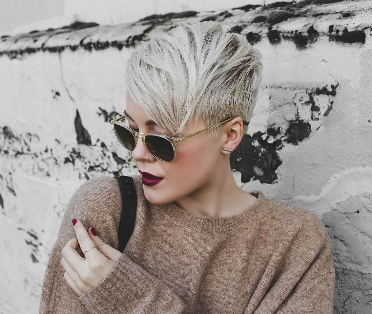 Стильные образы с короткими седыми волосами