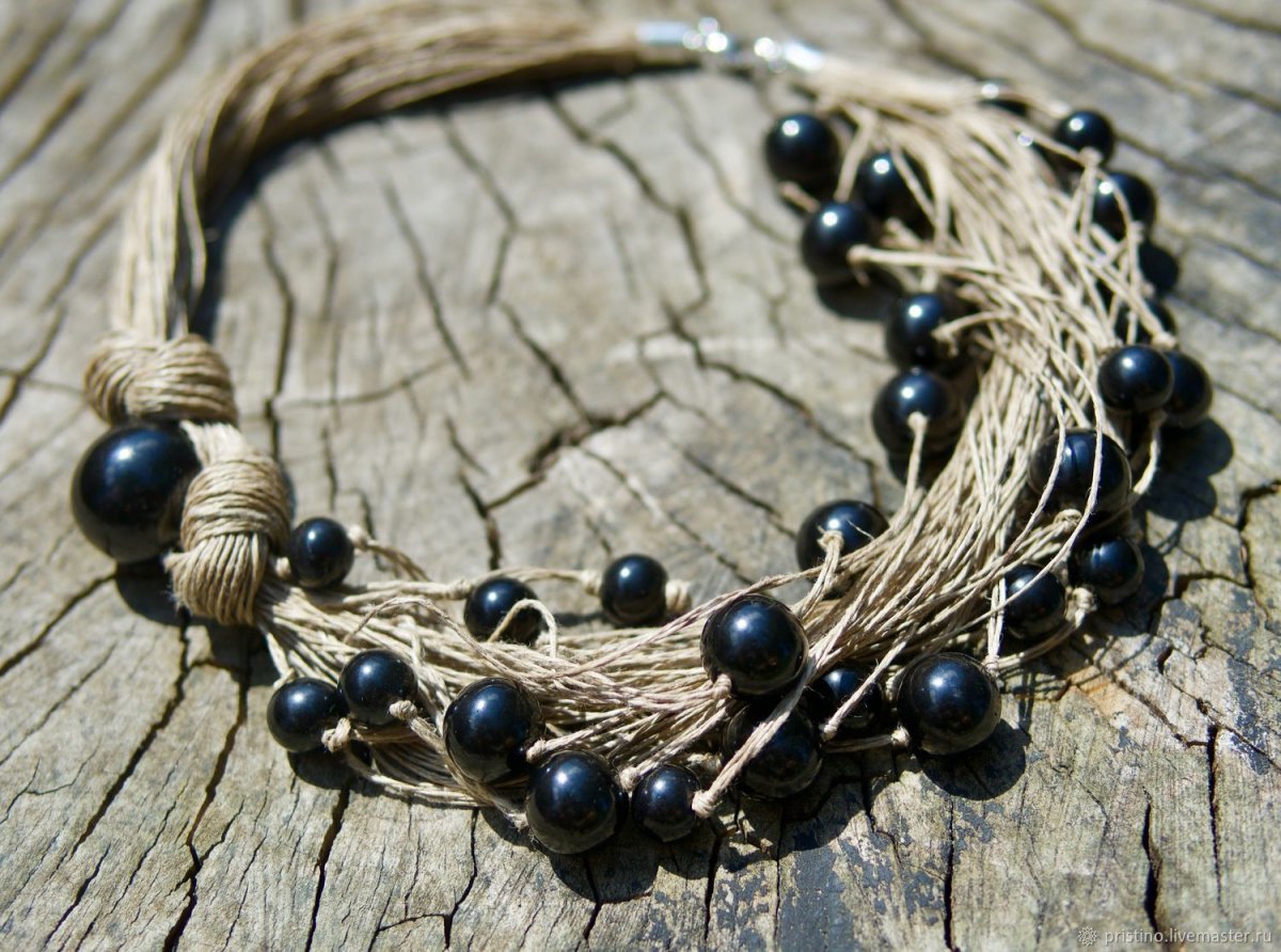 Колье из льняных ниток и бусин