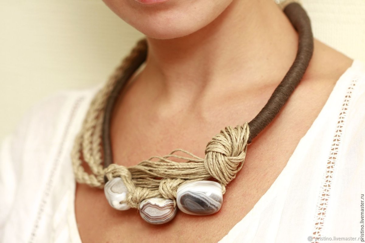 Текстильные бусы из ткани