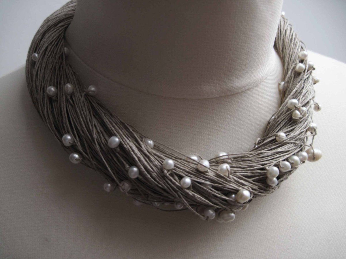 Бусы из бечевки и бусин