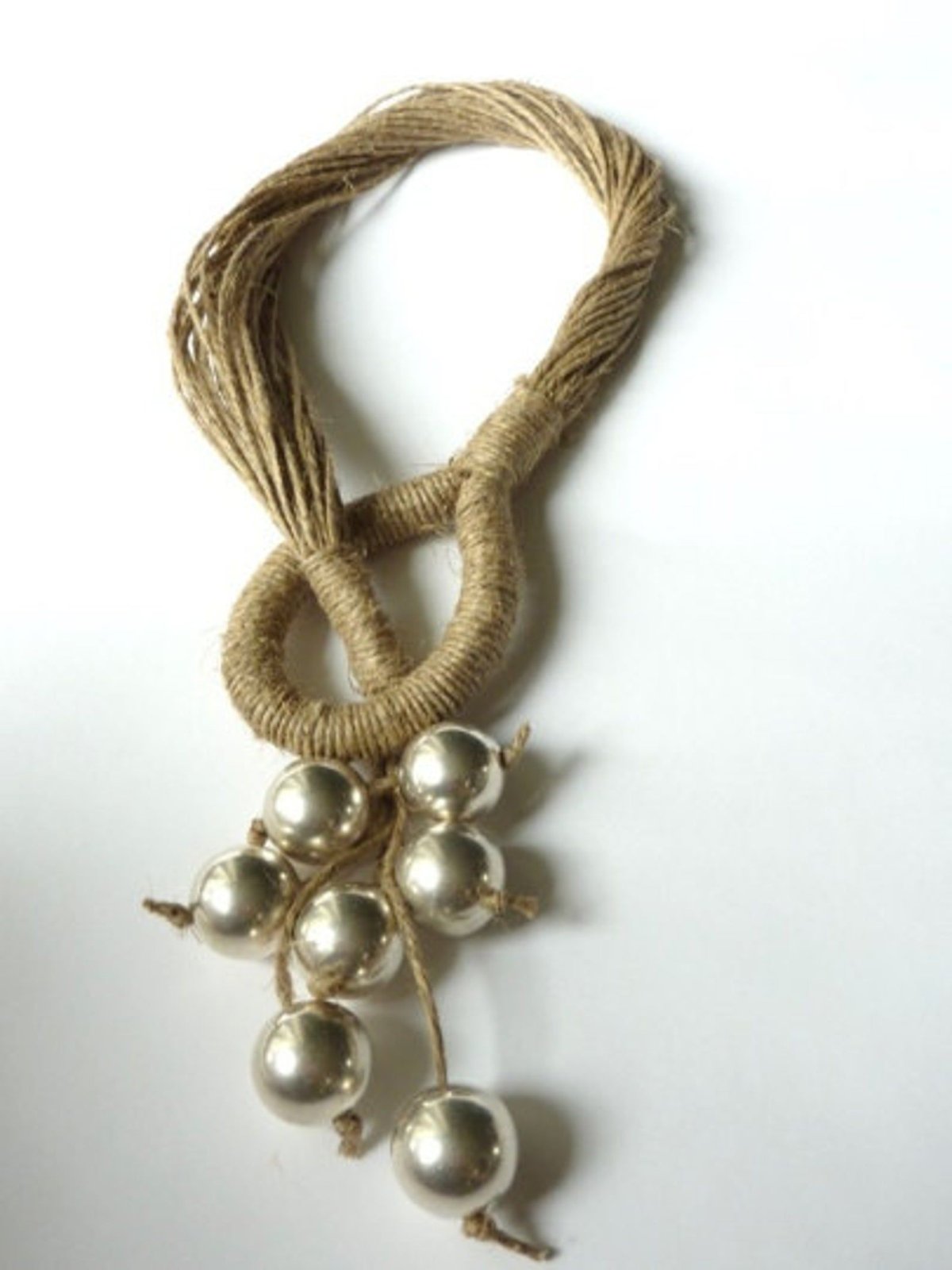 Бусы на льняной нити