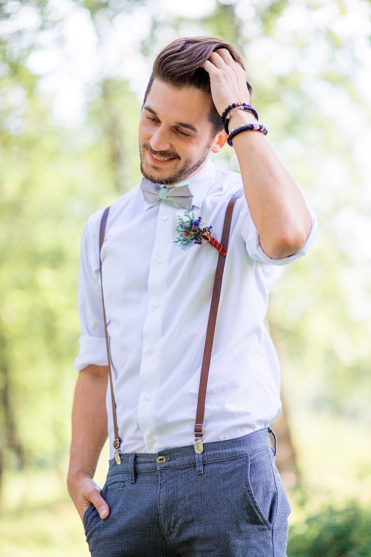 Жених в подтяжках и бабочке