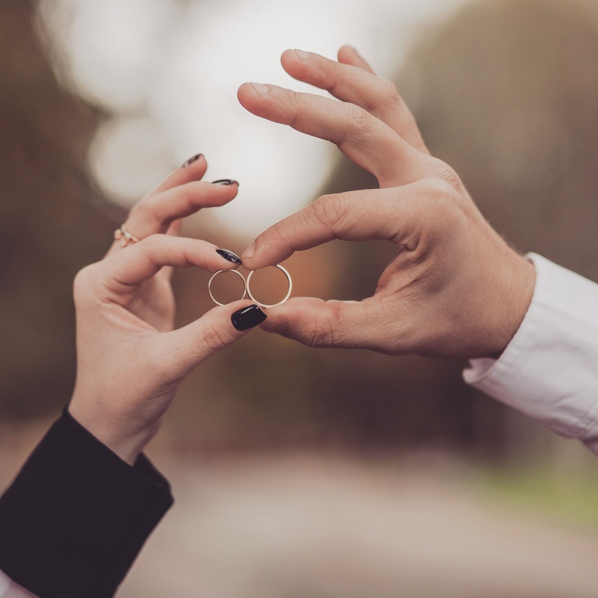 Свадебные кольца на руках