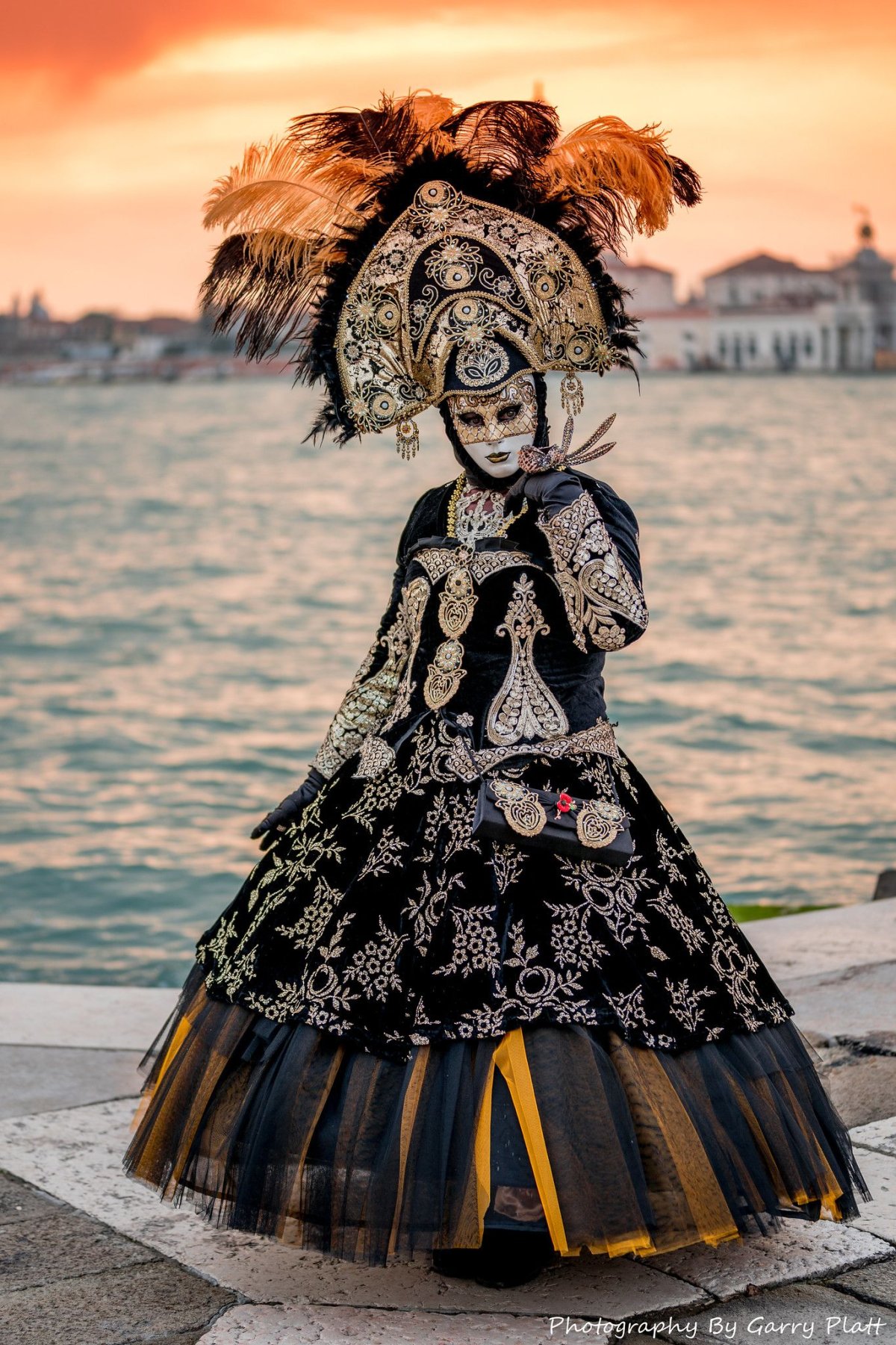 Красивая девушка в маске