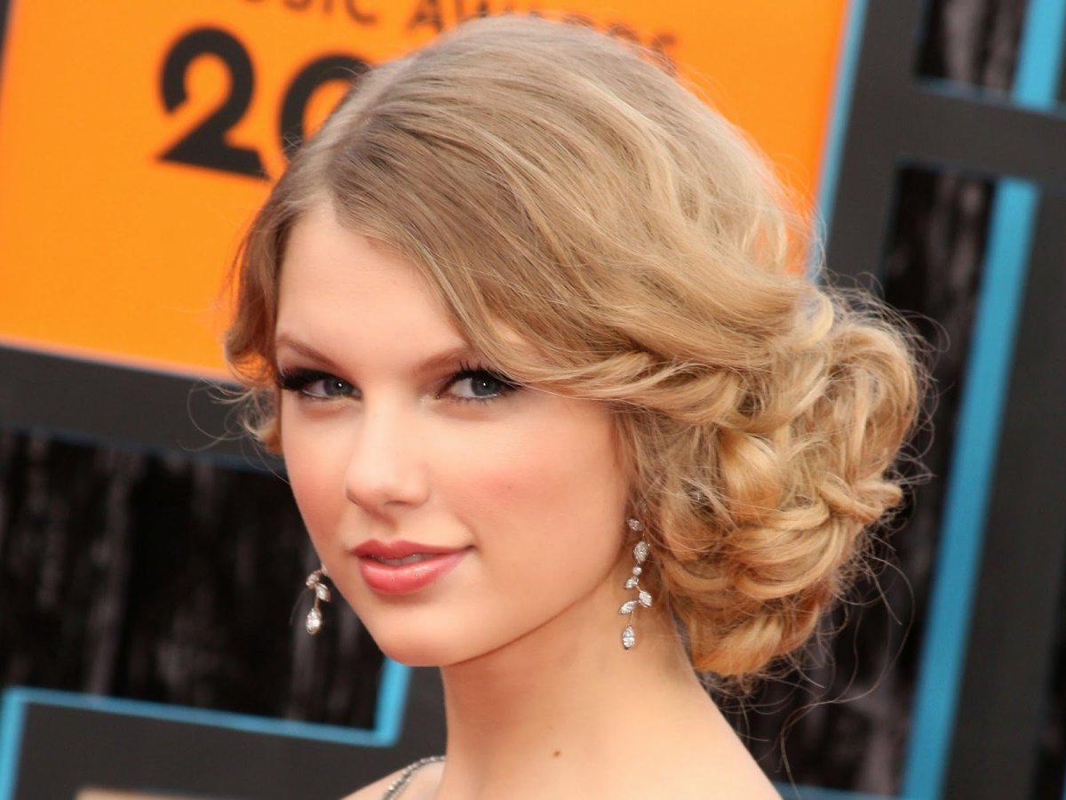 Тейлор Свифт каре кудри
