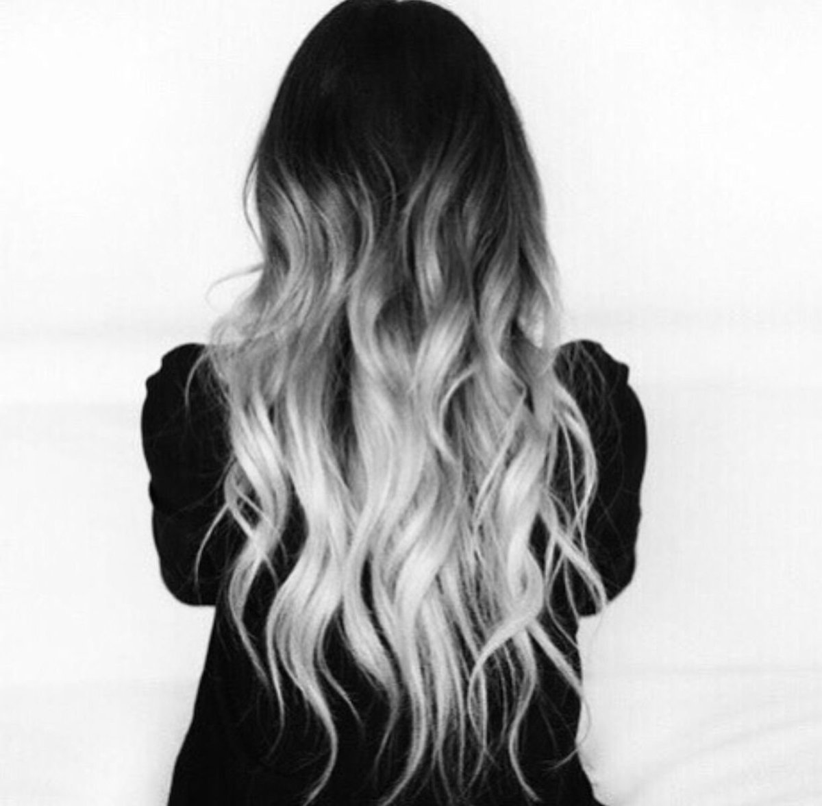 Чёрные волосы с белыми кончиками