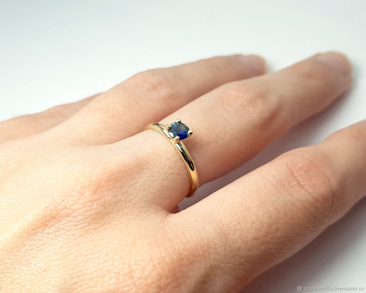 Перстень женский с камнем