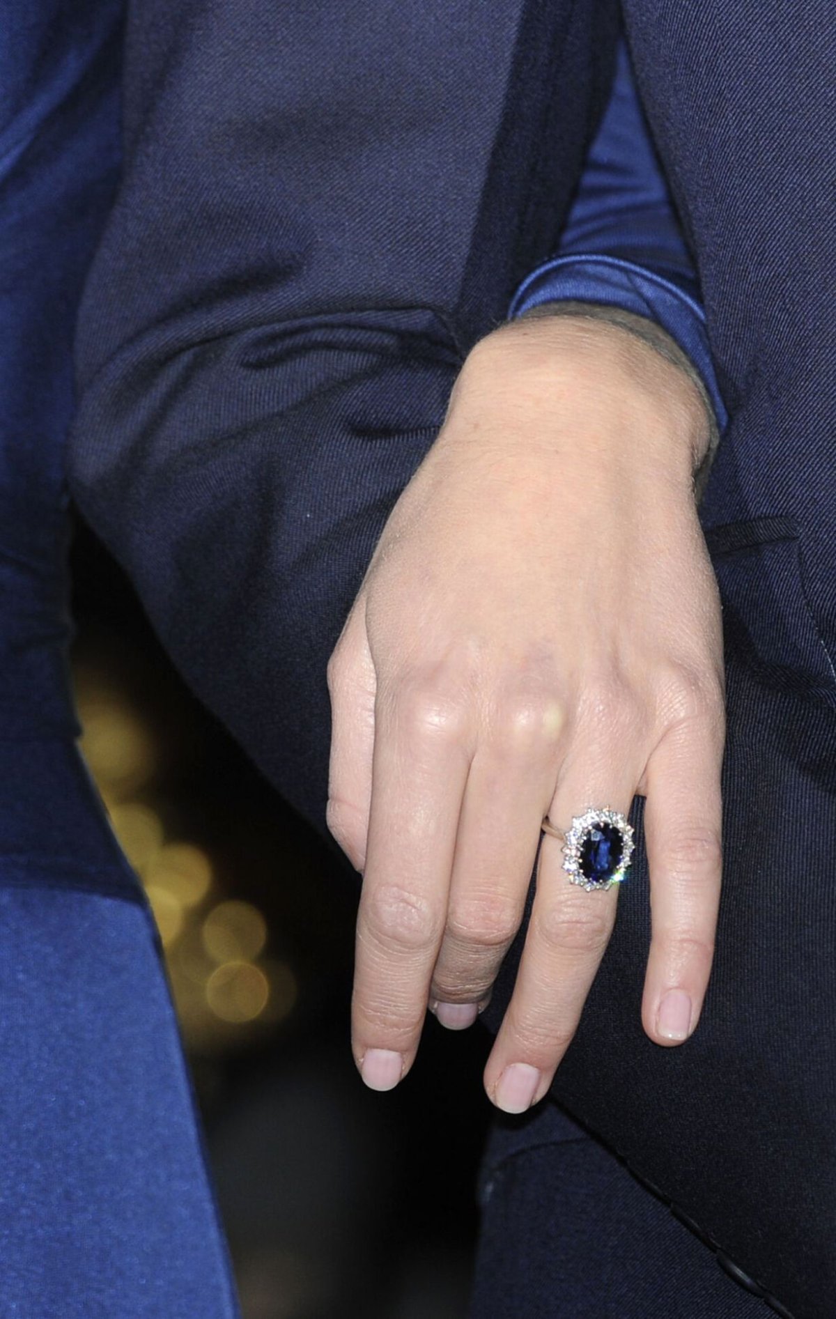 Обручальное кольцо с сапфиром