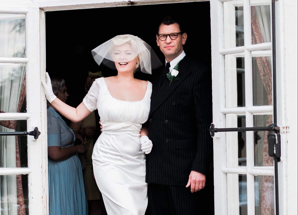 Мэрилин Монро сидит