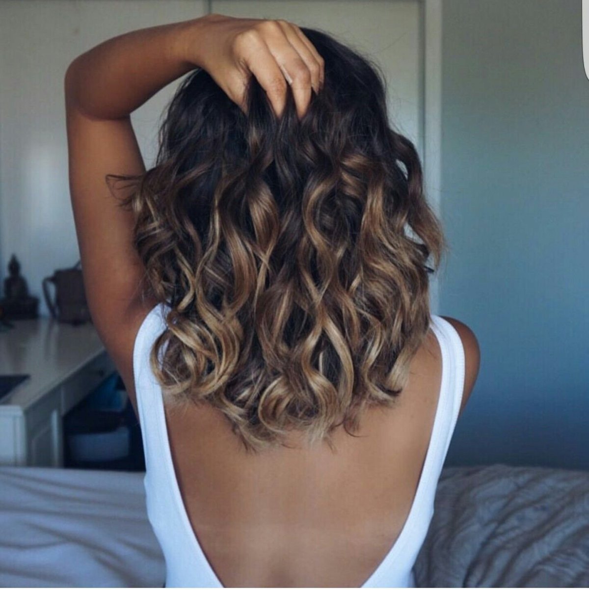 Блондинка с кудрявыми волосами