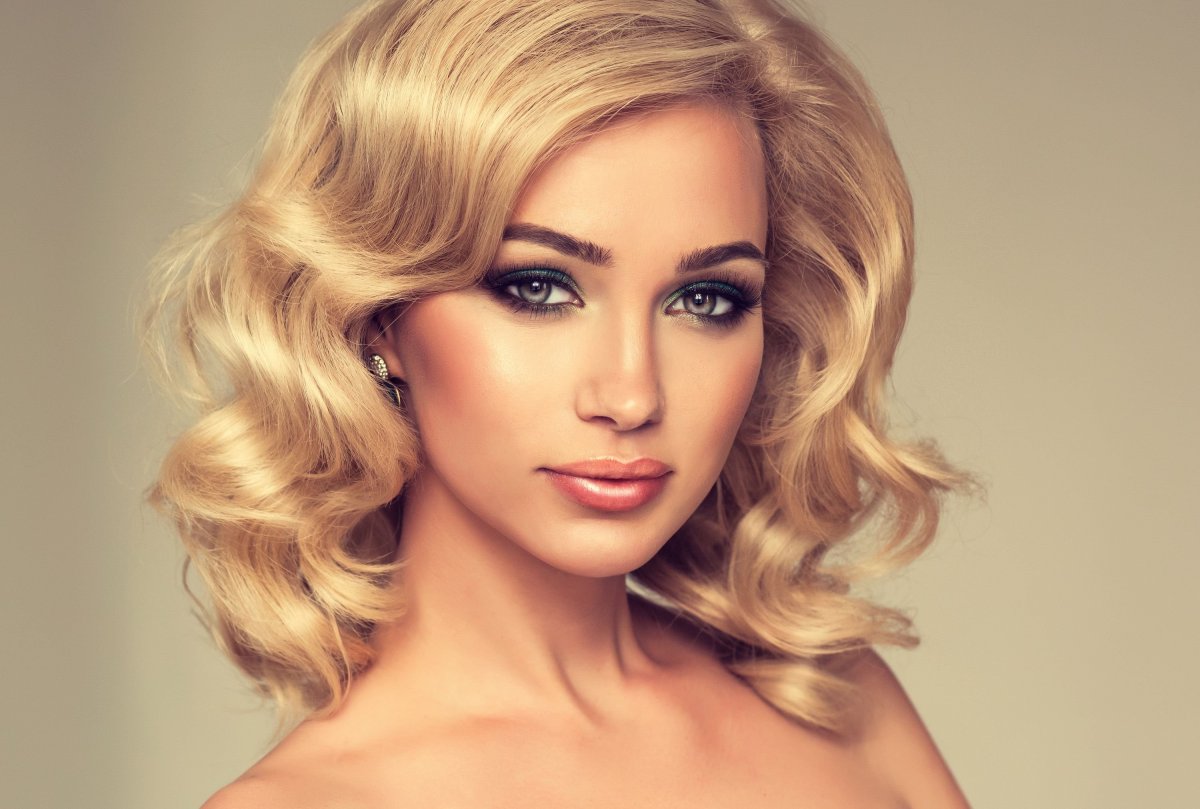 Укладка на средние волосы Локоны