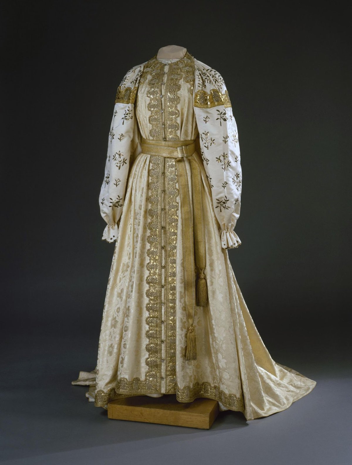 Старинные старинные костюмы и платья девушек в Турции