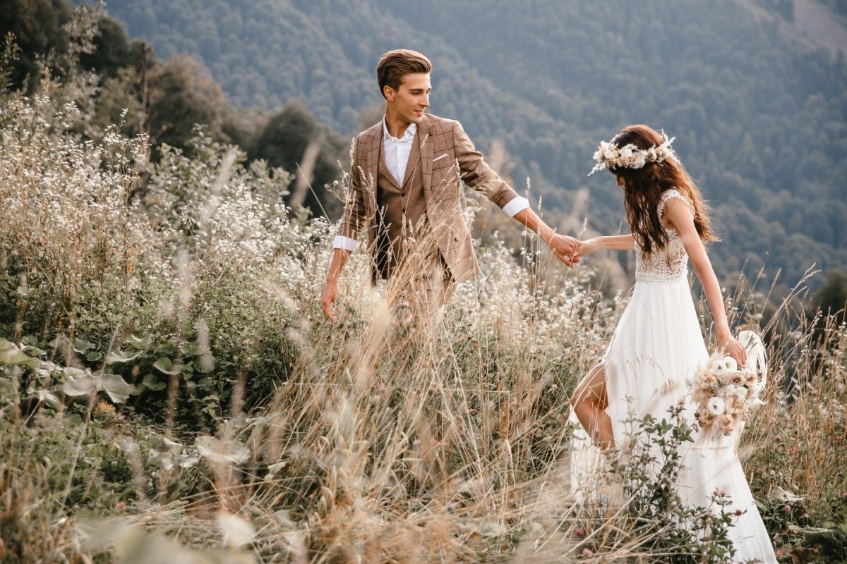 Костюм жениха в стиле бохо бордовый