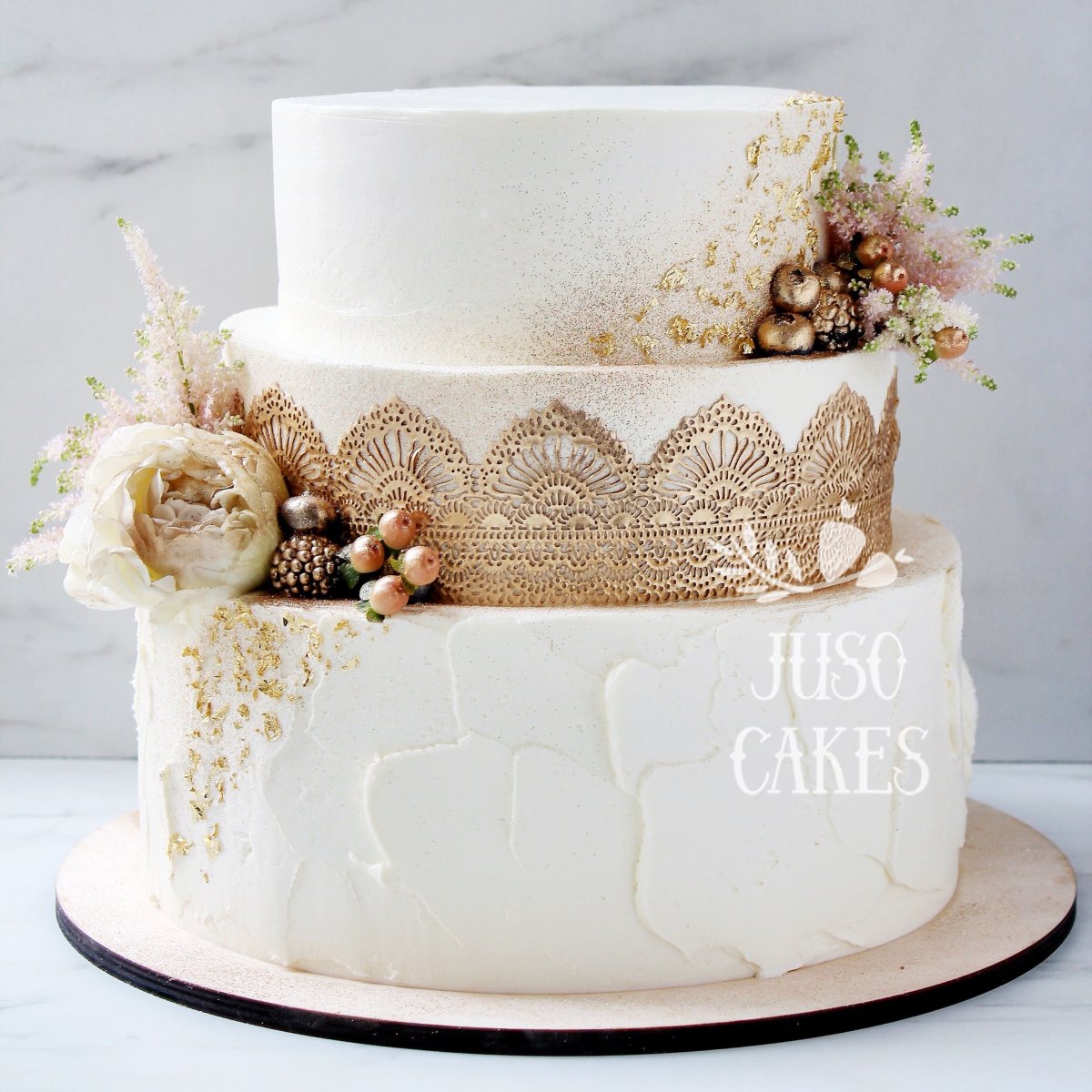 Свадебный торт с бусинками