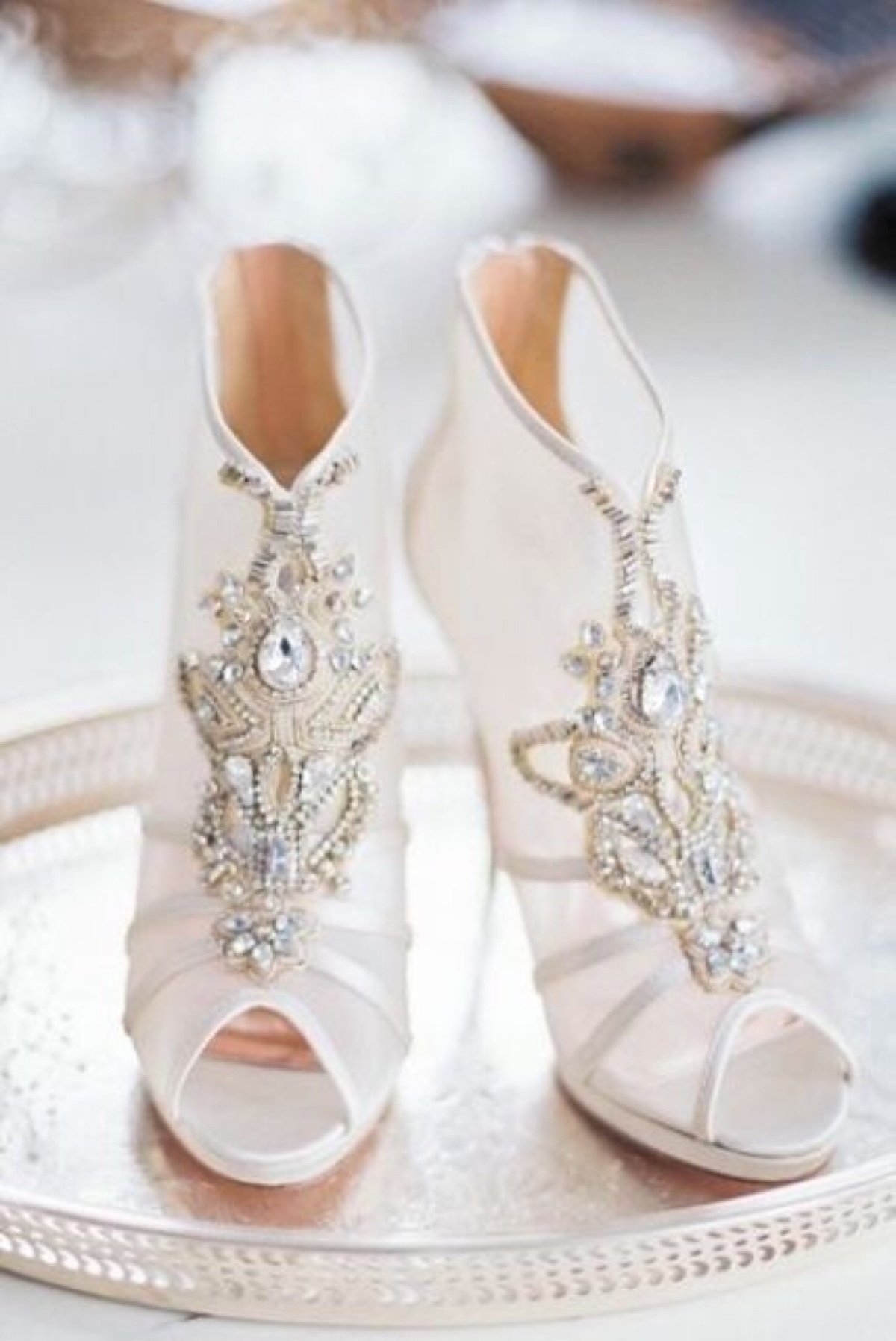 Невеста в розовых туфлях