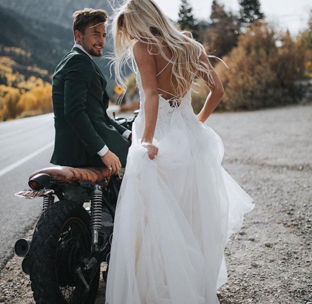 Алессандра Амбросио в белом платье