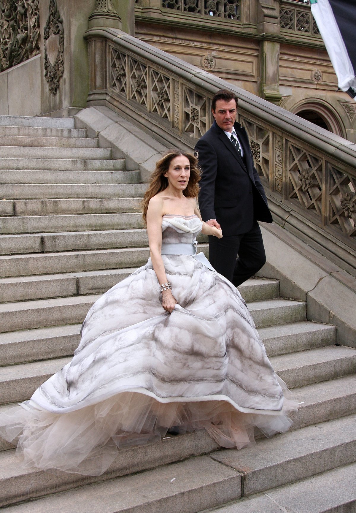 Парень в платье невесты