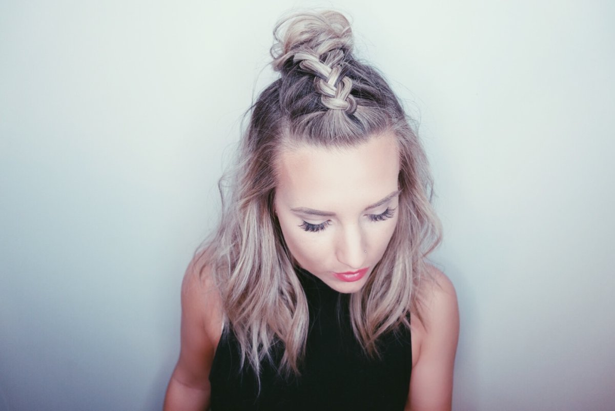 Прическа два хвостика и распущенные волосы
