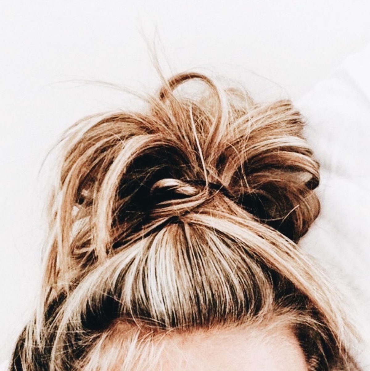 Прическа пучок сверху