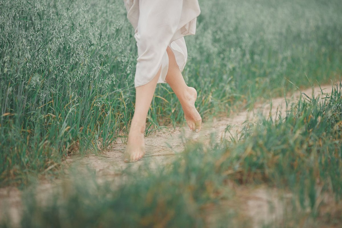 Жених и невеста босиком