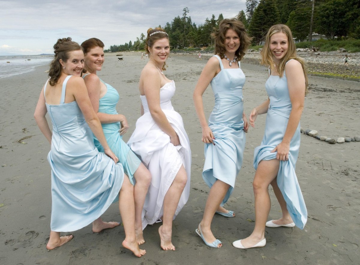 Подружки невесты босиком