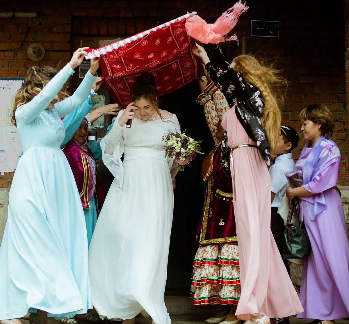 Девушка в башкирском костюме