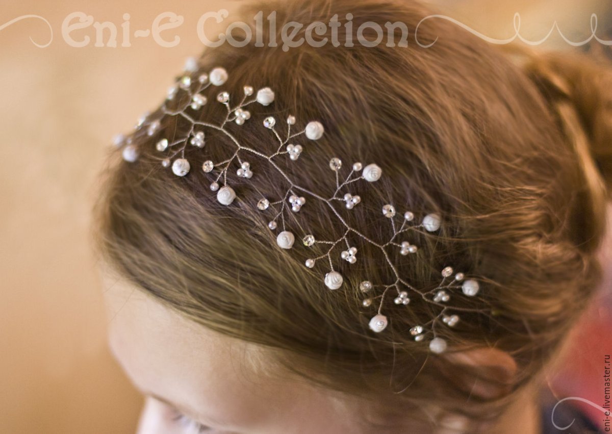 Прическа с бусинами в волосах