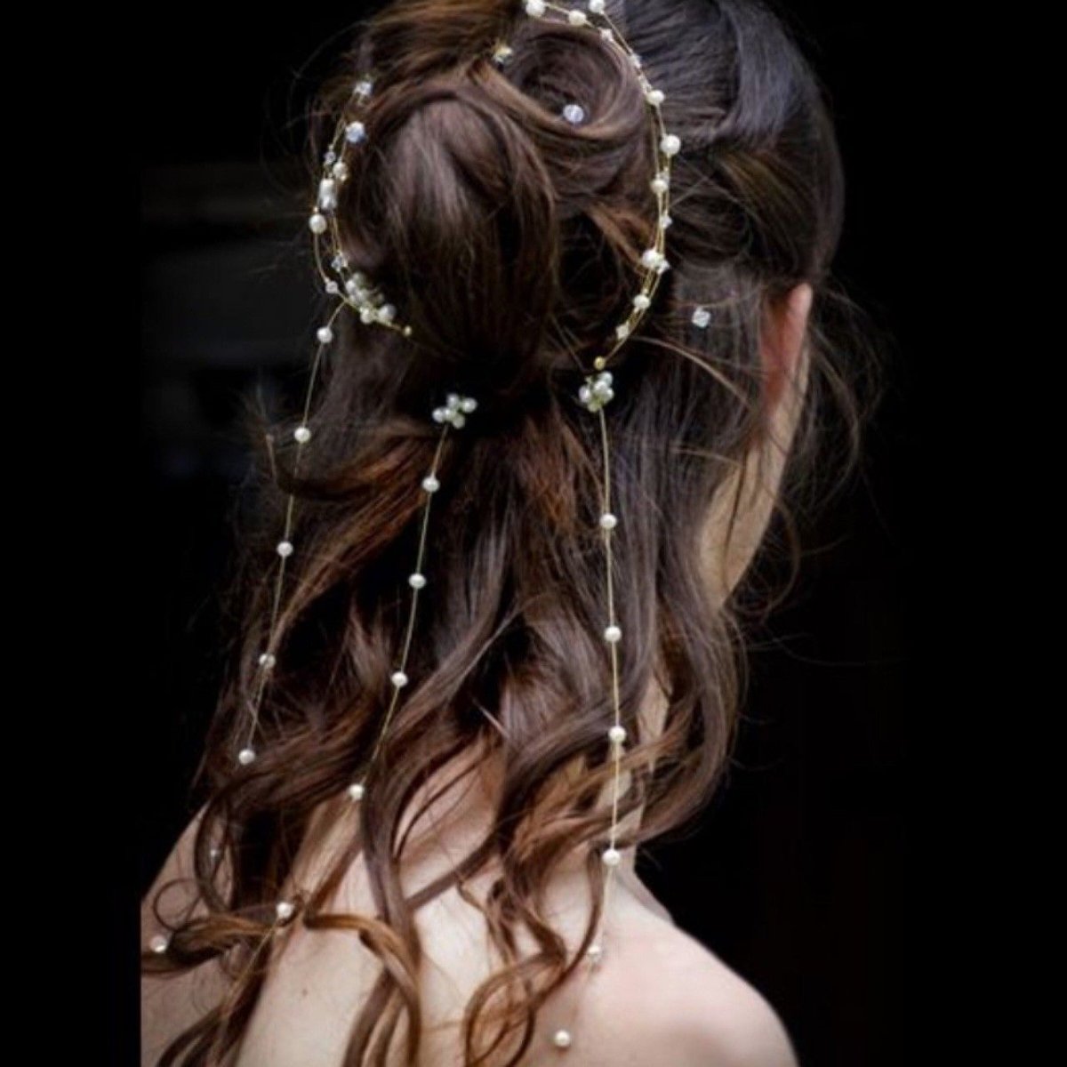 Прическа с бусами в волосах