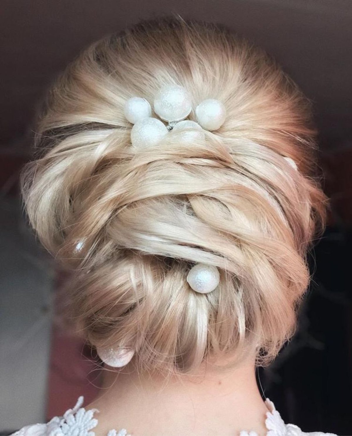 Прическа с жемчугом в волосах