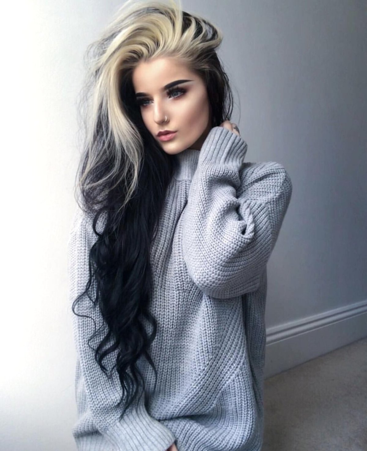 Серные волосы сбелыми прчдями