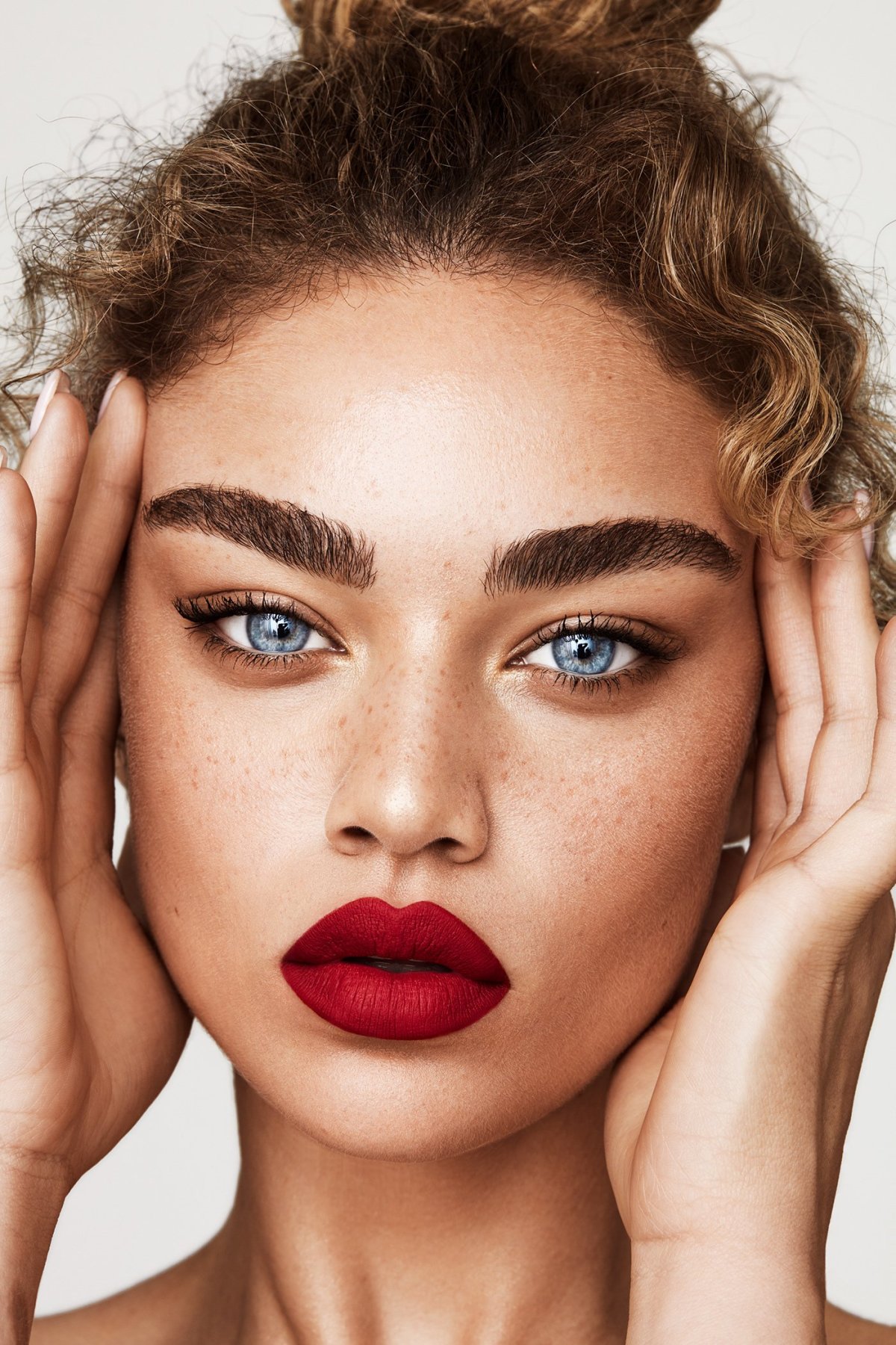 Модель с красивыми бровями