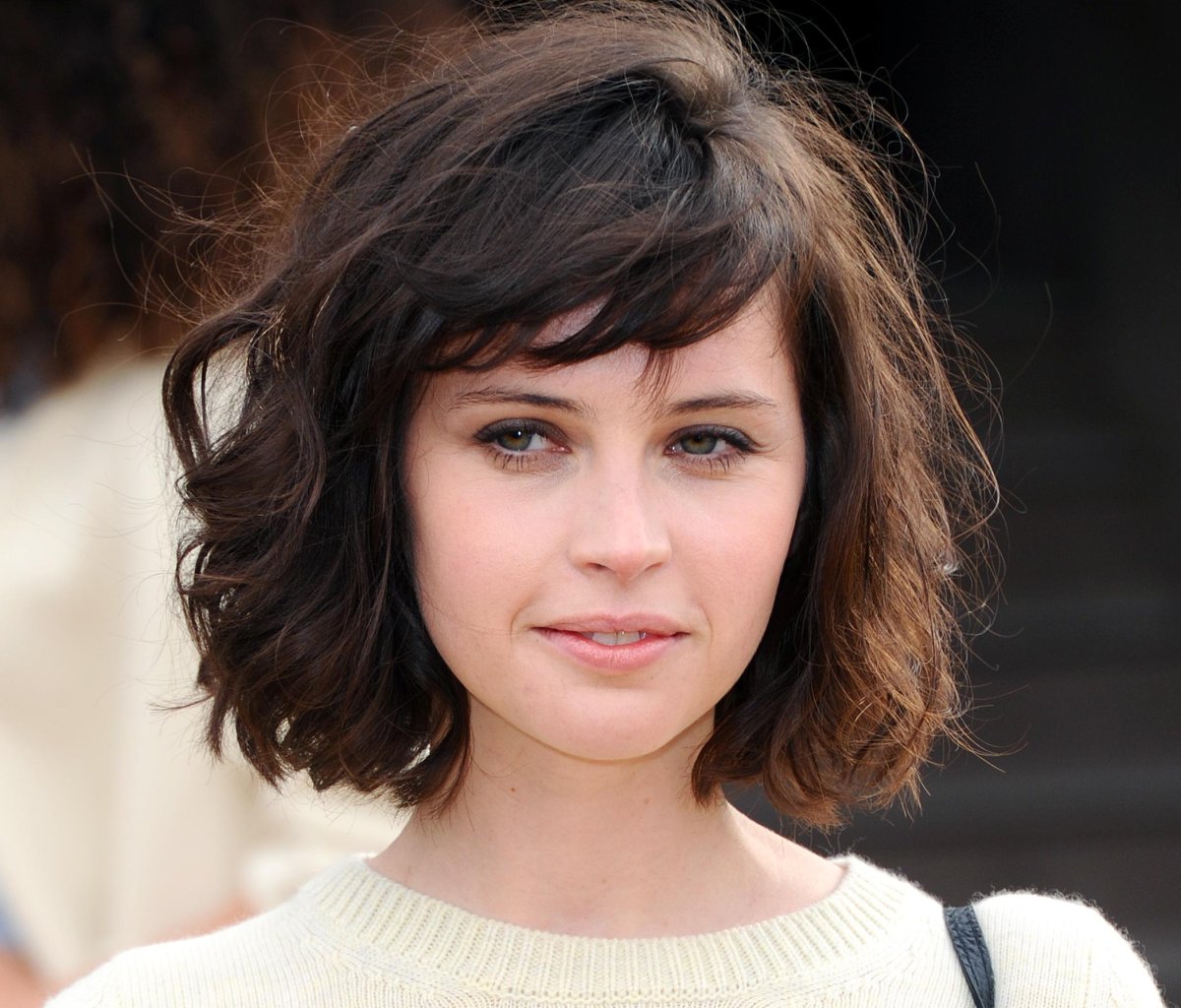 Стрижки на волнистые волосы с челкой