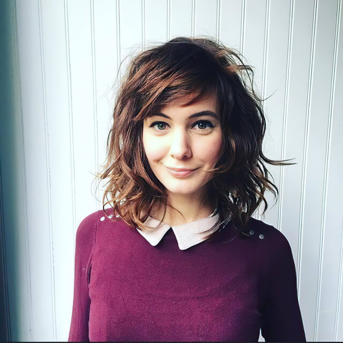 Стрижка на длинные волнистые волосы с челкой