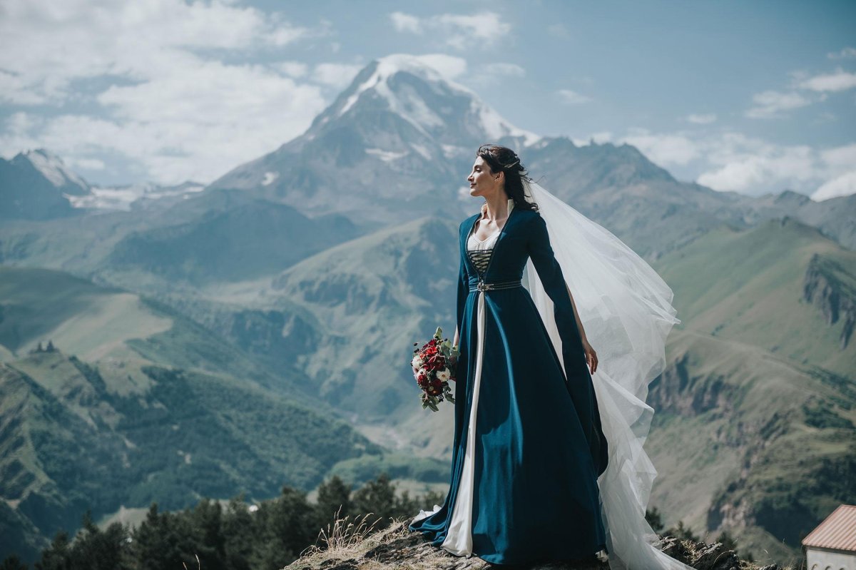 Грузинская девушка в горах