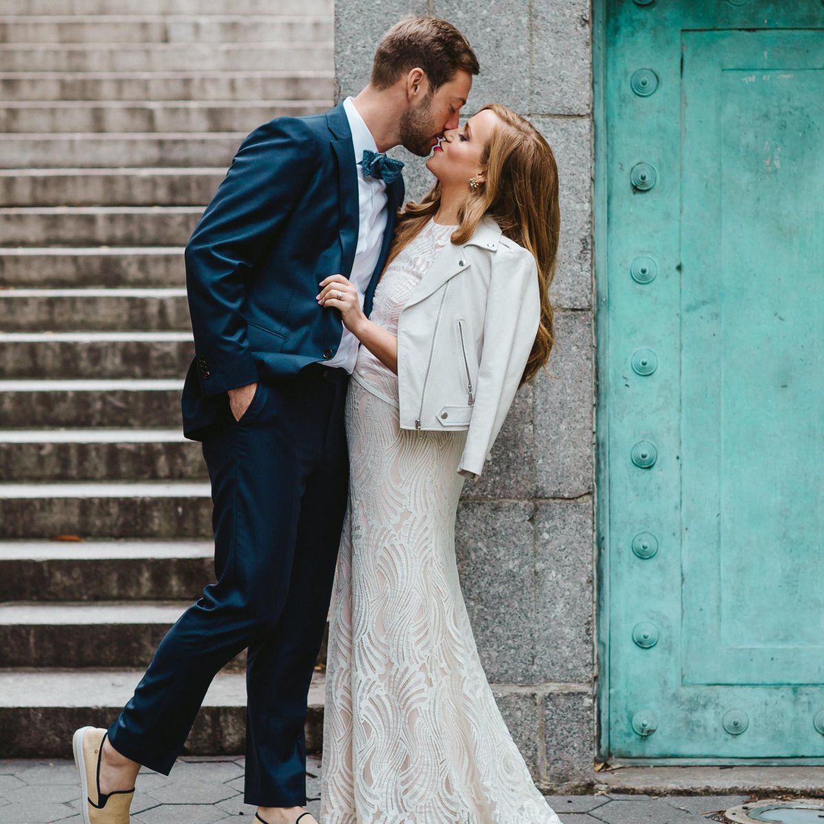 Свадебное платье с яркими туфлями