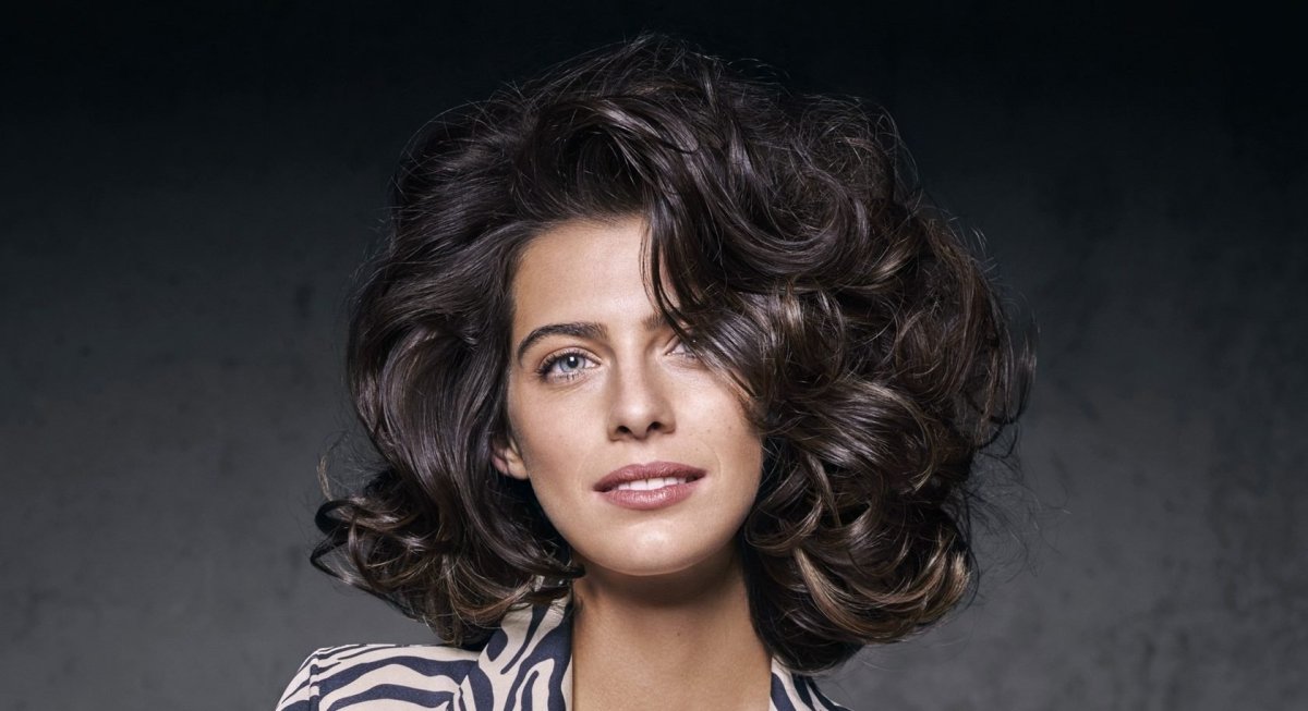 Боб Каскад на вьющиеся волосы