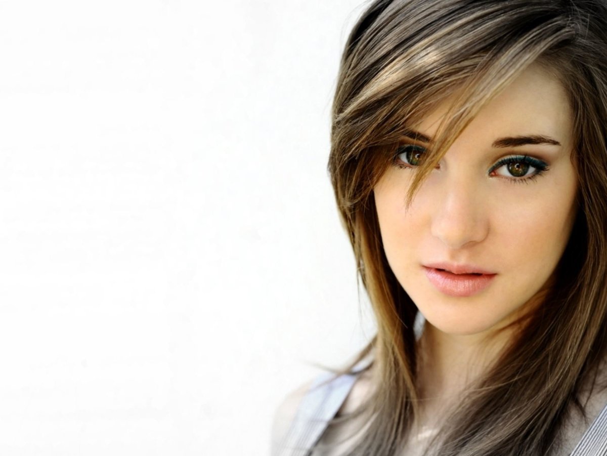 Мальчик с волосами до плеч