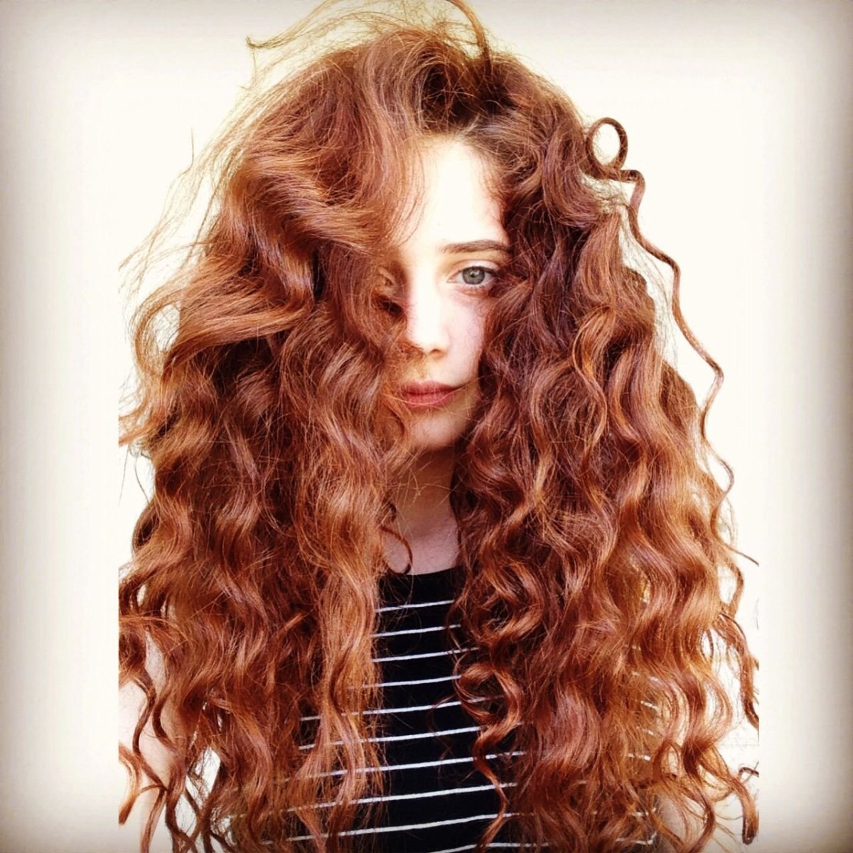 Рыжая кудрявая