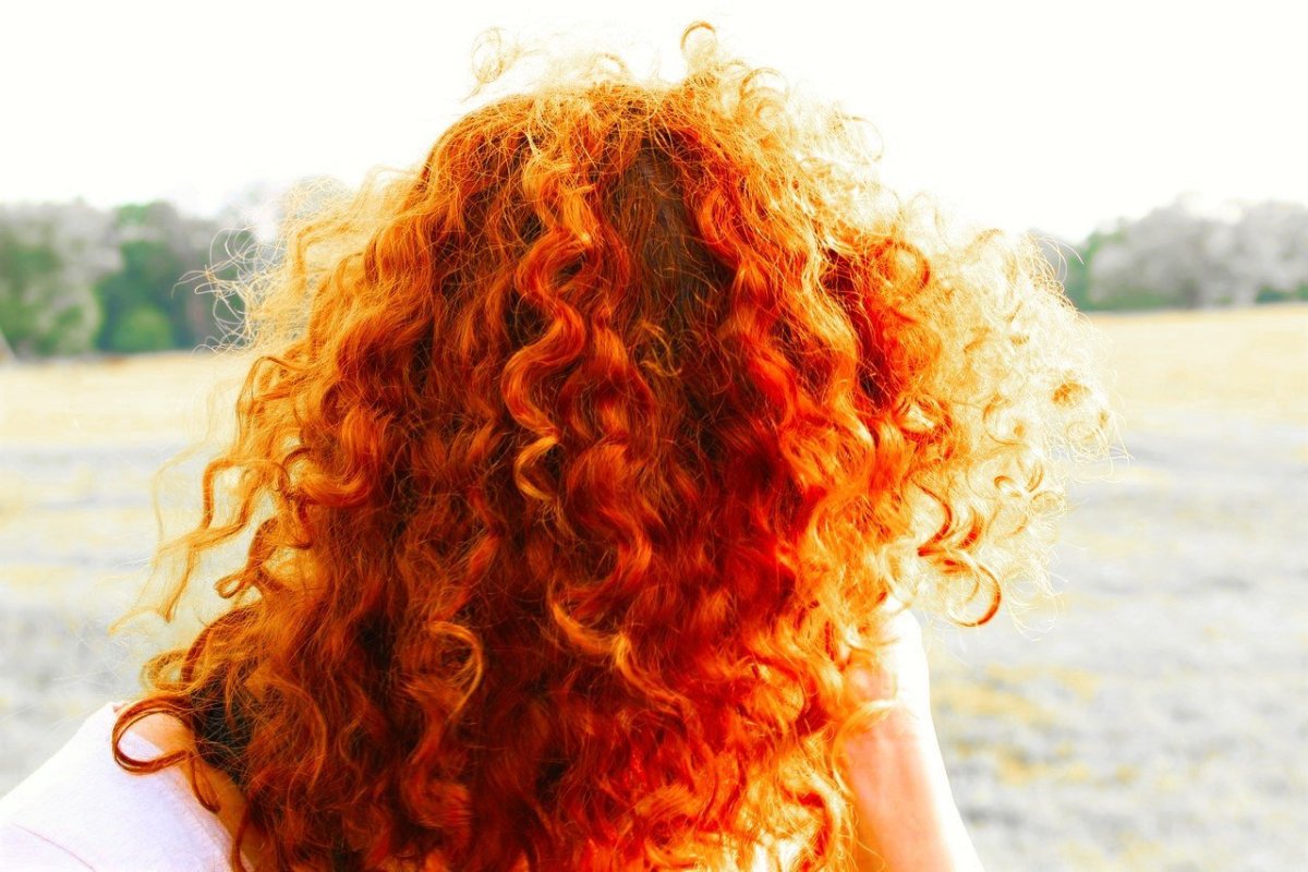 Рыжие волосы со спины