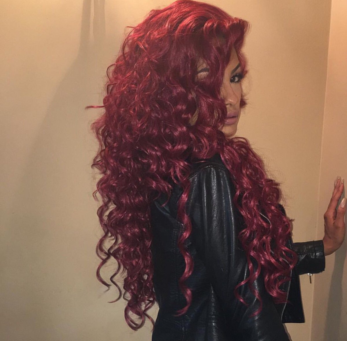 Красные волнистые волосы