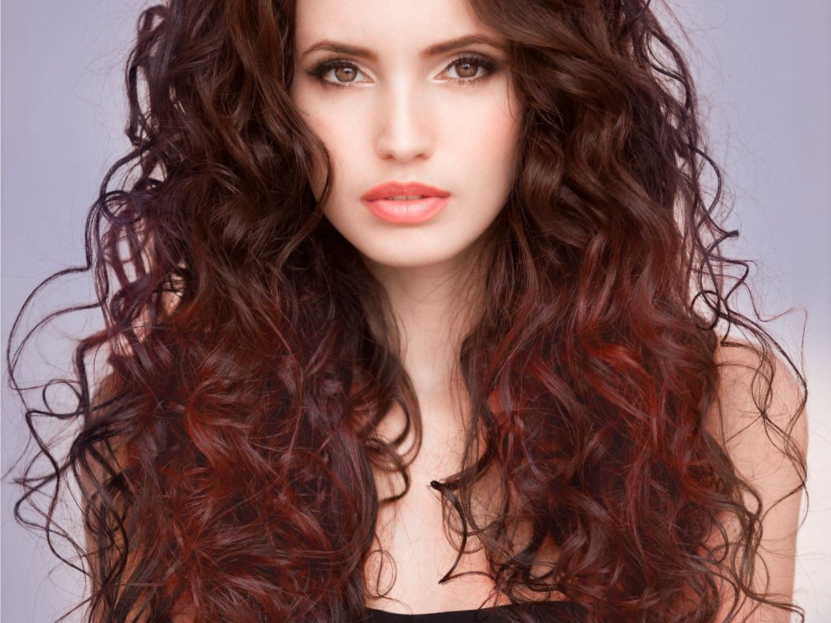 Кудрявые каштановые волосы