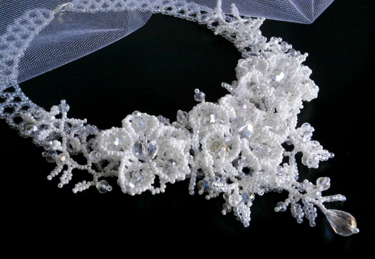 Колье из бисера и бусин свадебное