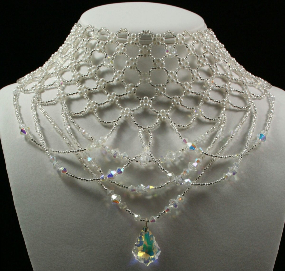 Колье из бисера и бусин свадебное