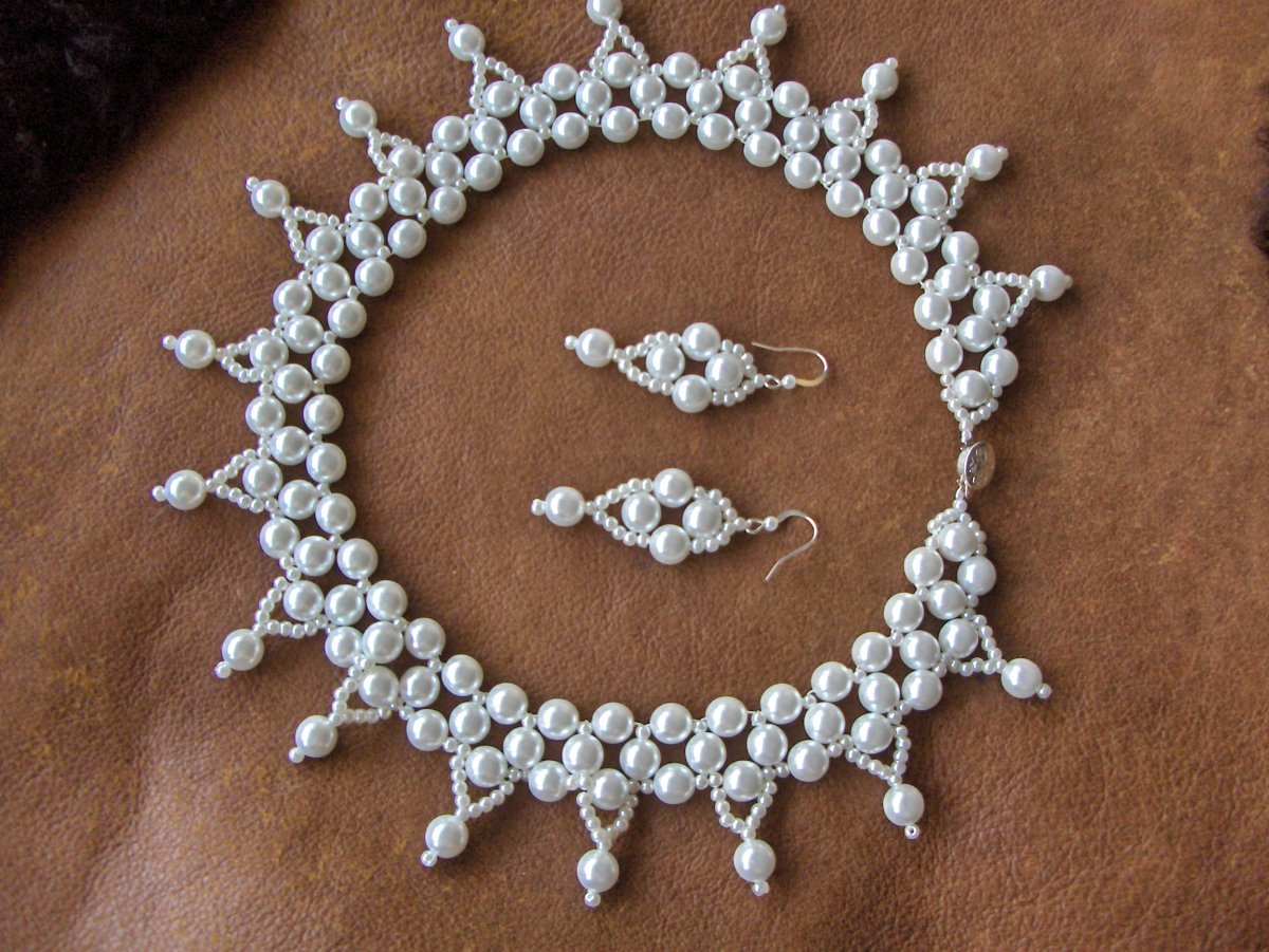 Колье из бисера и бусин свадебное