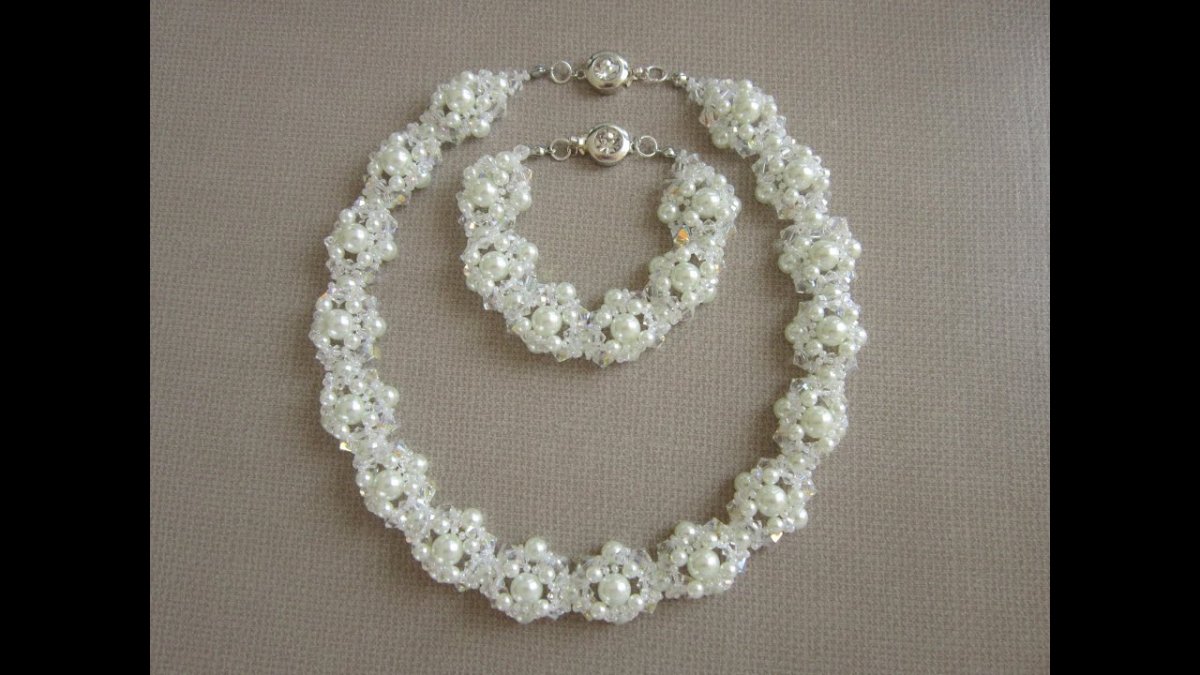 Колье из бисера с риволи Сваровски