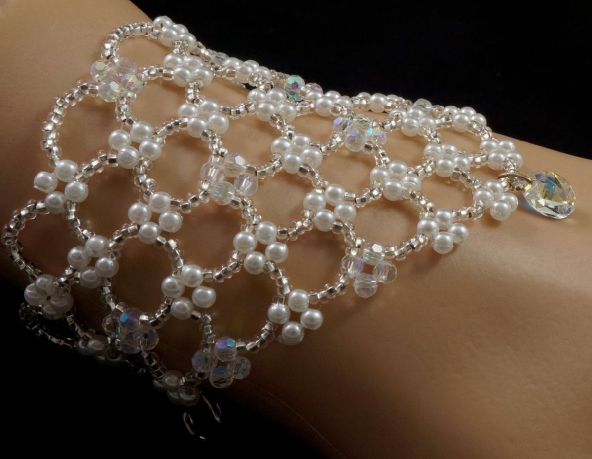 Колье из бисера и жемчуга