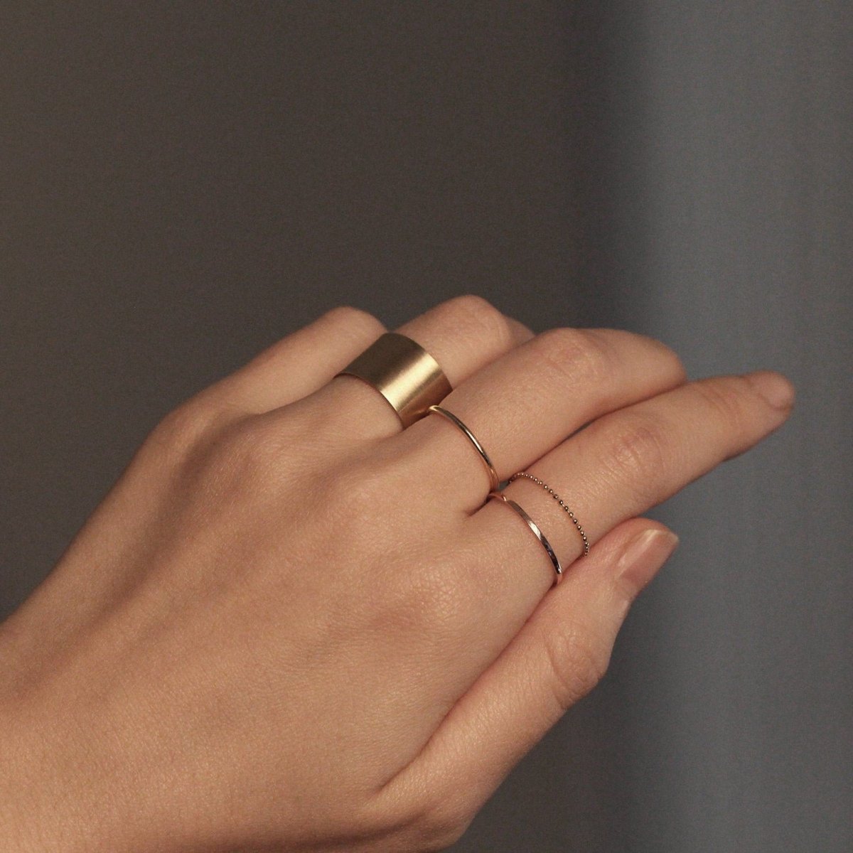 Плоские обручальные кольца на руке