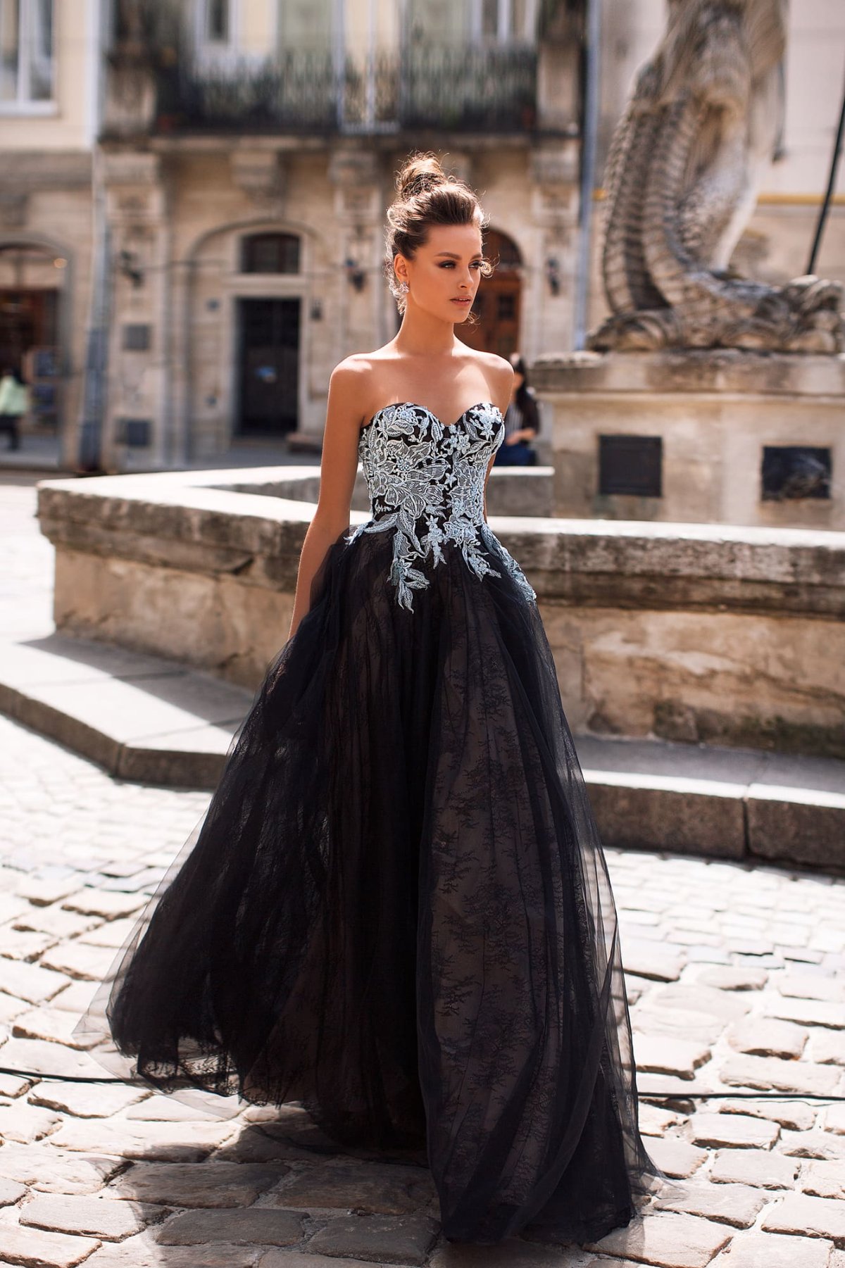 Белое платье с баской