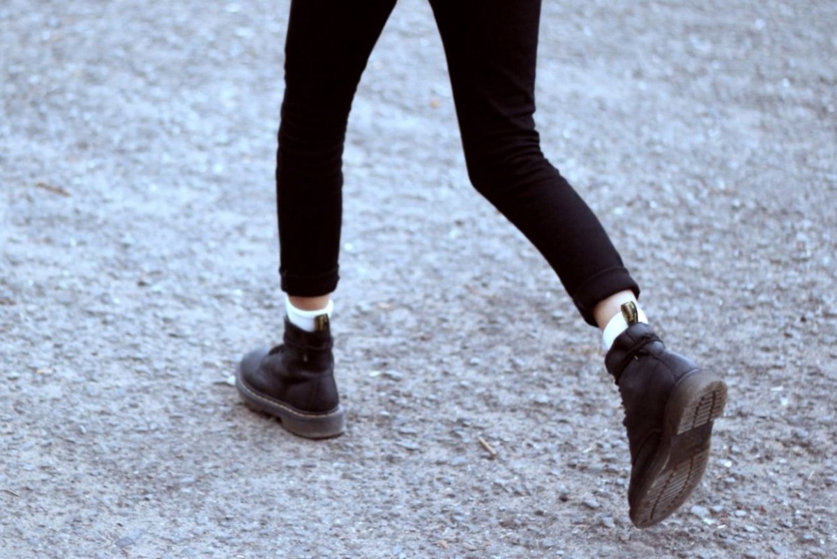 Черные ботинки с белыми носками